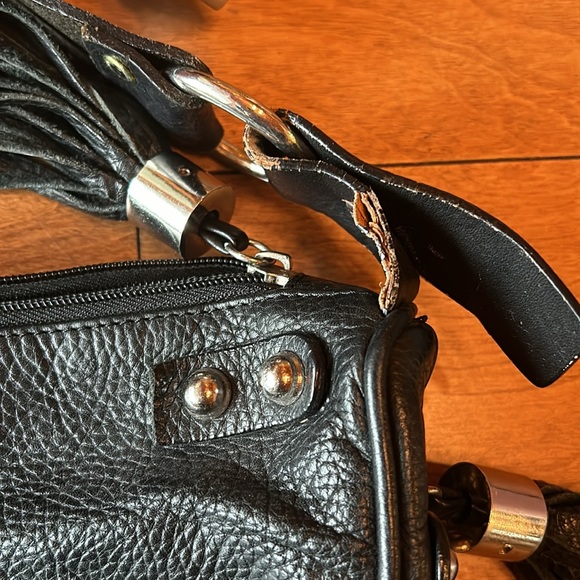 Chunky leather half moon handbag - Picture 6 of 9